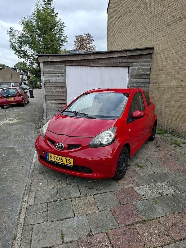 Occasion Toyota Aygo 68 PK (50 kW) 2006 Rood Hatchback
