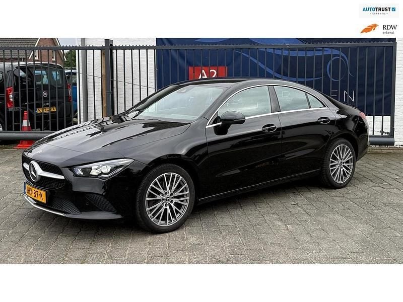 Zwart Gebruikt 2022 Mercedes CLA250e Premium Sedan | € 29.488 (Goede deal) - Afbeelding 1/4