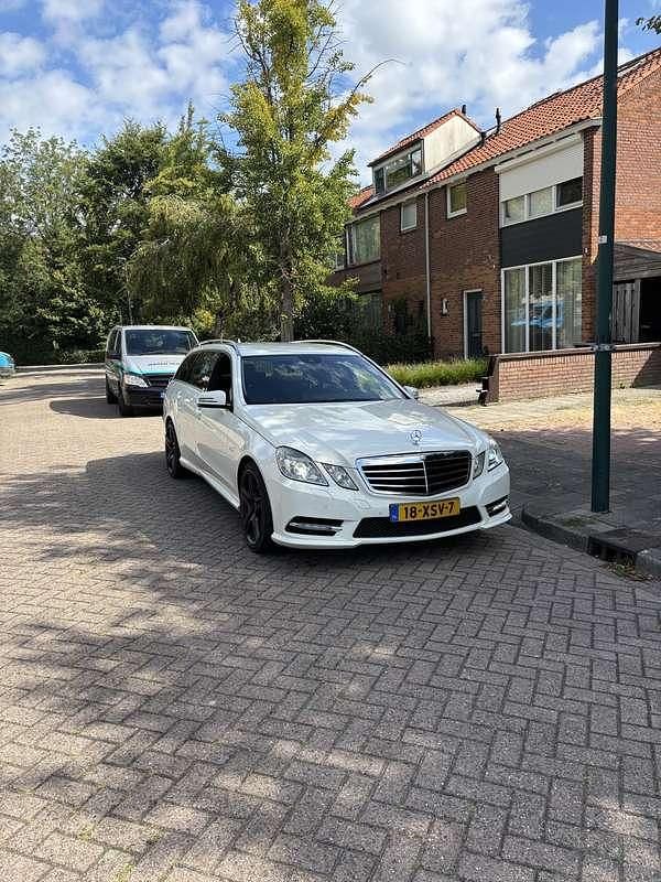Wit Gebruikt 2010 Mercedes E250 Stationwagen | € 13.000 - Afbeelding 1/4