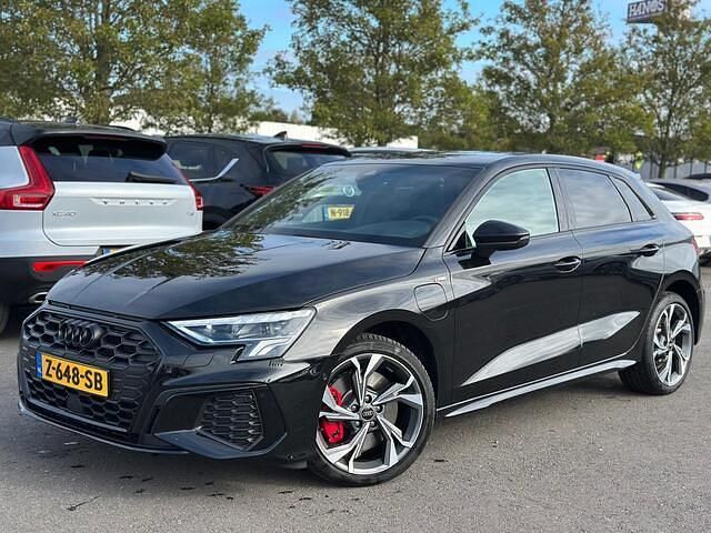 Zwart Gebruikt 2024 Audi A3 Sportback Competition Hatchback | € 39.900 (Eerlijke prijs) - Afbeelding 1/4