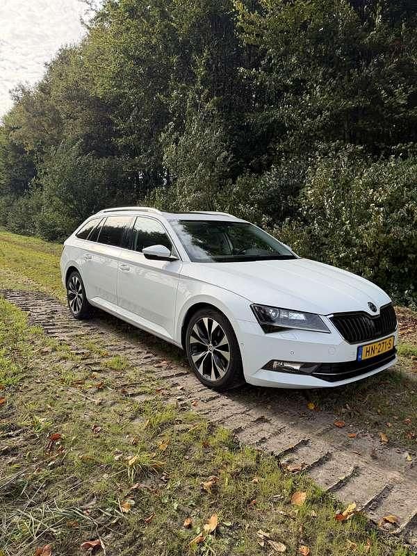 Wit Gebruikt 2015 Skoda Superb Stationwagen | € 11.490 - Afbeelding 1/4