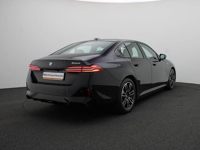 Zwart Gebruikt 2025 BMW 530e M Sport Sedan | € 64.900 - Afbeelding 1/3