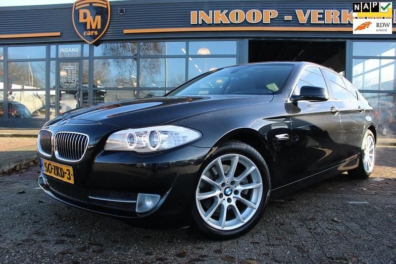 Zwart Gebruikt 2012 BMW 520 Executive Sedan | € 10.950 (Goede deal) - Afbeelding 1/4