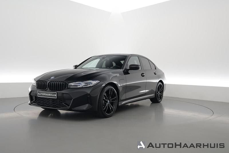 Zwart Gebruikt 2022 BMW 320e M Sport Sedan | € 37.900 (Duur) - Afbeelding 1/3