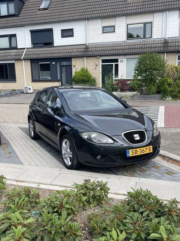 Grijs Gebruikt 2011 Seat Leon FR MPV | € 6.800 (Iets duurder) - Afbeelding 1/4