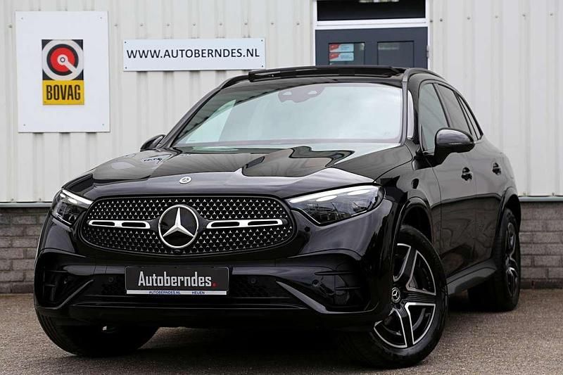 Zwart, metallic lak Gebruikt 2023 Mercedes GLC300 AMG line SUV | € 67.900 (Eerlijke prijs) - Afbeelding 1/4