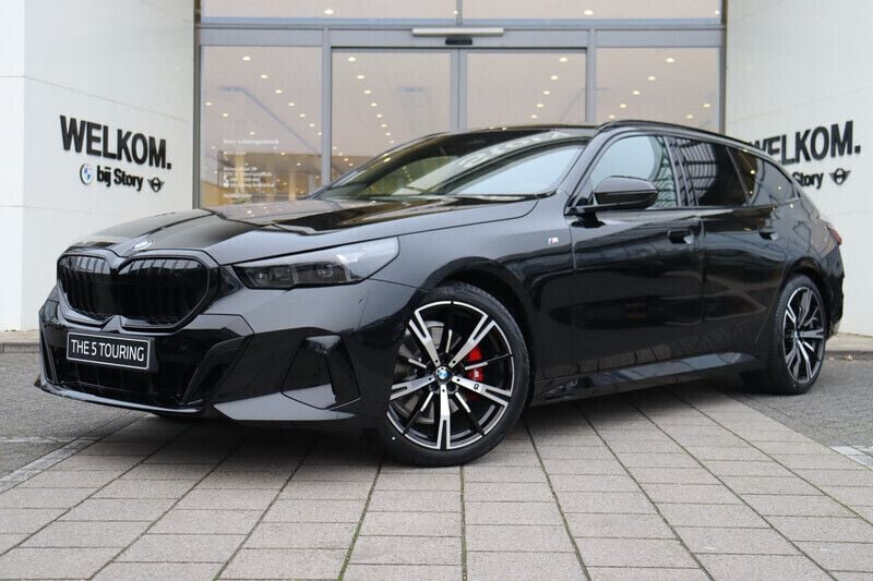 Saphirschwarz Nieuw 2024 BMW 520 M Sport Stationwagen | € 84.223 (Eerlijke prijs) - Afbeelding 1/4