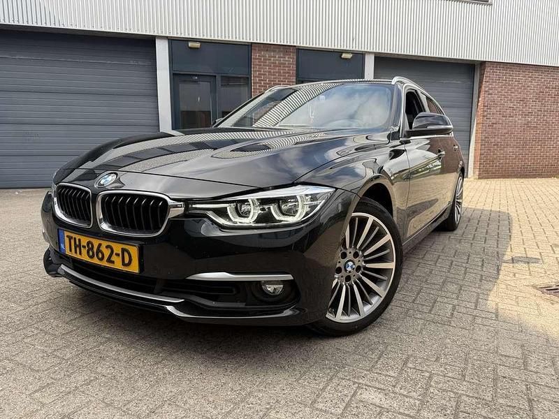 Zwart Gebruikt 2018 BMW 320 Efficient Dynamics Stationwagen | € 20.450 (Goede deal) - Afbeelding 1/4