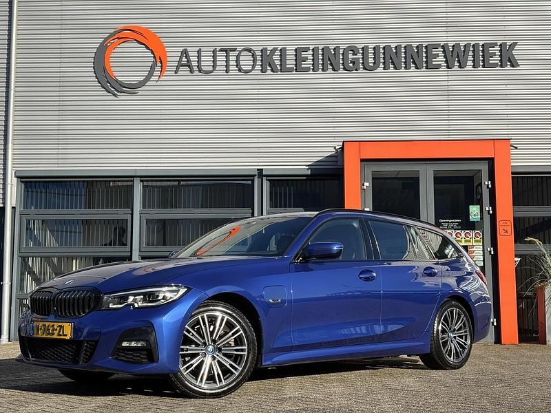 Blauw Occasion 2022 BMW 320 Stationwagen | € 28.950 (Iets duurder) - Afbeelding 1/4