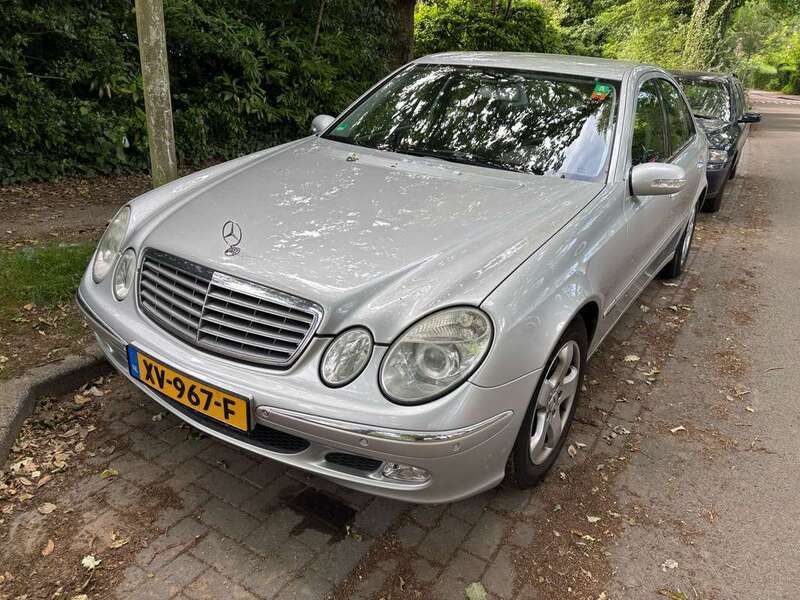 Grijs Gebruikt 2004 Mercedes E200 Classic Sedan | € 2.750 (Super prijs) - Afbeelding 1/4
