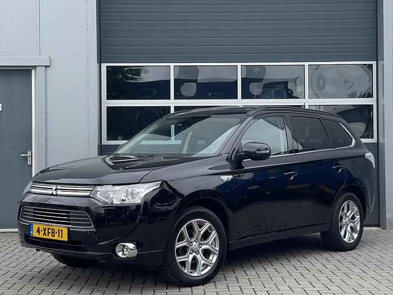 Zwart Gebruikt 2014 Mitsubishi Outlander P-HEV Instyle SUV | € 9.950 (Eerlijke prijs) - Afbeelding 1/4