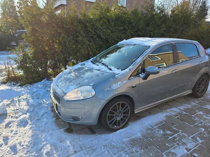 Grijs Occasion 2007 Fiat Grande Punto Sport Hatchback | € 2.500 (Eerlijke prijs) - Afbeelding 1/4
