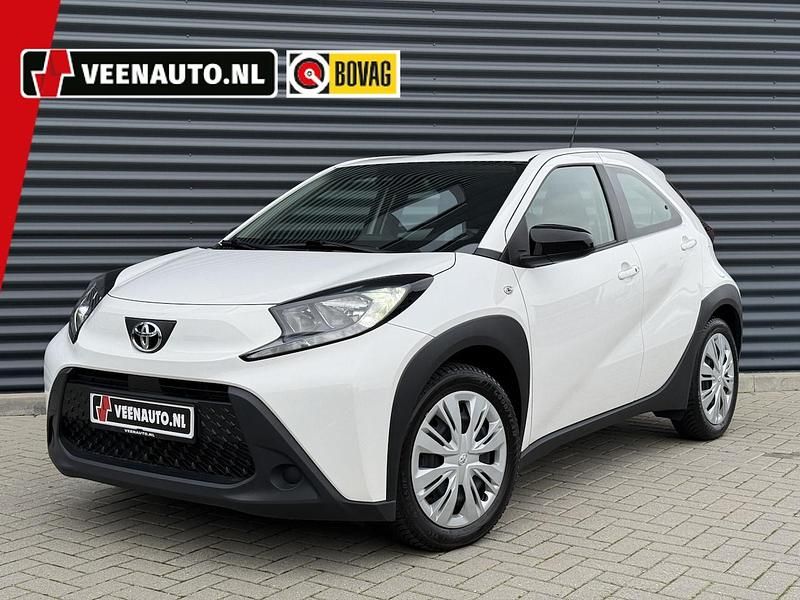 Wit Occasion 2023 Toyota Aygo X Play SUV | € 15.945 (Super prijs) - Afbeelding 1/4