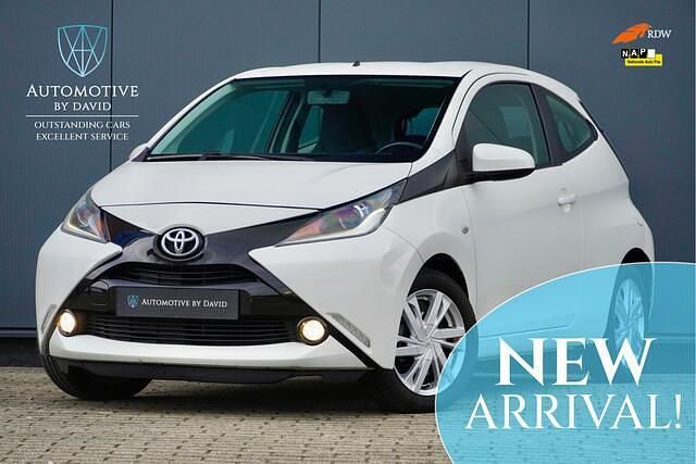Wit Occasion 2015 Toyota Aygo X-play Hatchback | € 8.795 (Iets duurder) - Afbeelding 1/4