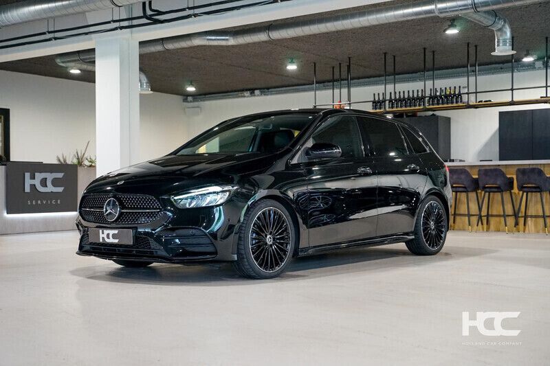 Zwart Gebruikt 2023 Mercedes B180 AMG MPV | € 37.500 (Eerlijke prijs) - Afbeelding 1/4