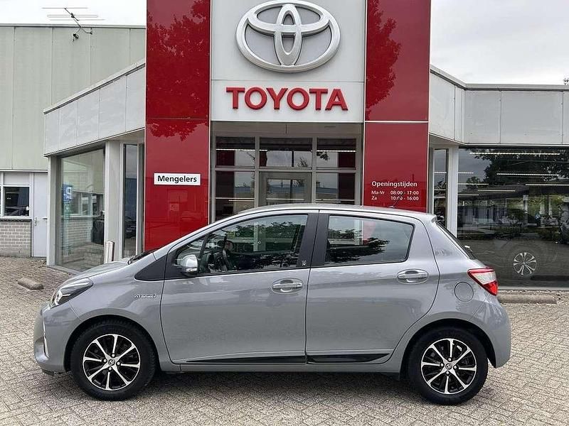 Occasion Toyota Yaris Hybrid Design 101 PK (74 kW) 2018 Grijs Hatchback