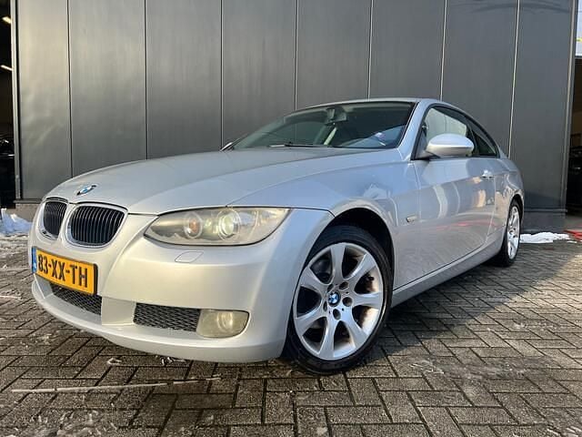 Grijs (metallic) Occasion 2007 BMW 320 Coupé | € 1.995 (Super prijs) - Afbeelding 1/4