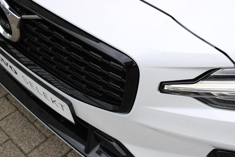 Wit Gebruikt 2021 Volvo S60 R-Design Sedan | € 31.950 (Eerlijke prijs) - Afbeelding 1/4