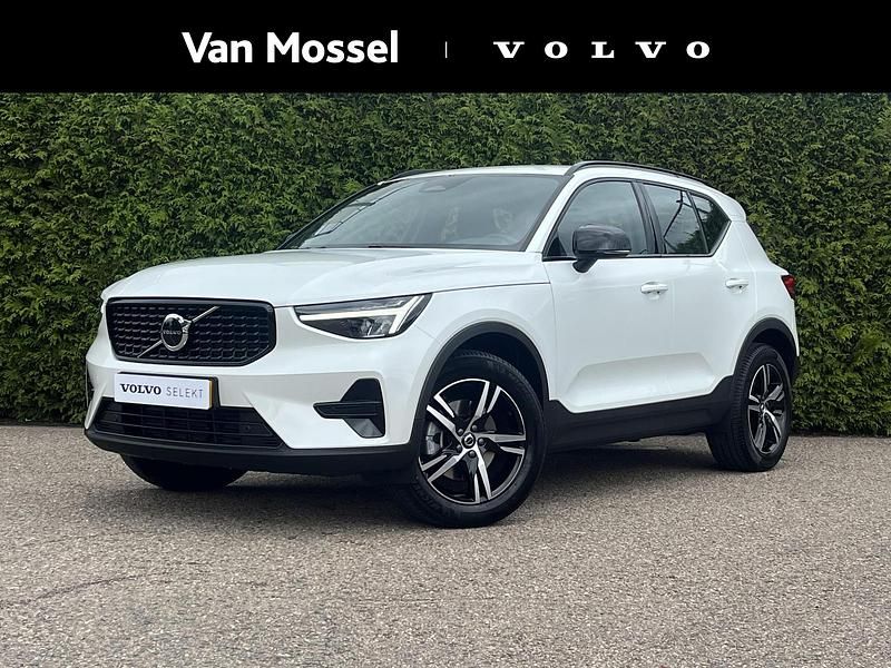 Wit Gebruikt 2022 Volvo XC40 Plus SUV | € 44.740 (Iets duurder) - Afbeelding 1/4