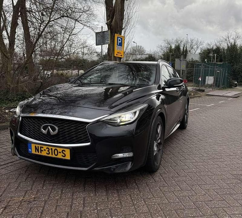 Occasion Infiniti Q30 Sport Tech 211 PK (155 kW) 2017 Zwart MPV