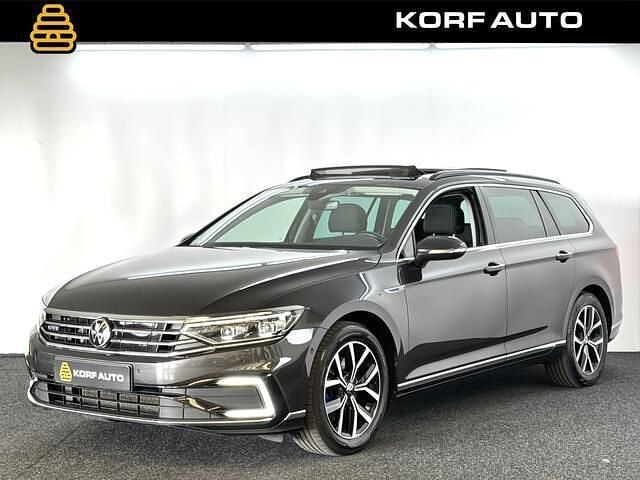 Grijs Gebruikt 2022 VW Passat GTE Sedan | € 23.700 (Eerlijke prijs) - Afbeelding 1/4