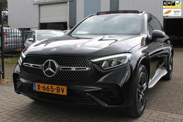 Zwart Gebruikt 2023 Mercedes GLC200 AMG line SUV | € 69.995 - Afbeelding 1/4