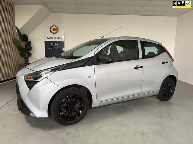 Grijs Gebruikt 2020 Toyota Aygo Play Hatchback | € 9.450 (Eerlijke prijs) - Afbeelding 1/4