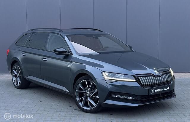 Grijs Gebruikt 2020 Skoda Superb SportLine Stationwagen | € 26.950 (Iets duurder) - Afbeelding 1/4