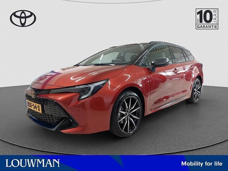 Oranje Nieuw 2025 Toyota Corolla Hybrid Sport Stationwagen | € 44.950 - Afbeelding 1/3