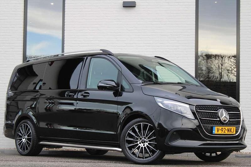 Zwart Nieuw 2025 Mercedes V250 MPV | € 102.471 - Afbeelding 1/4