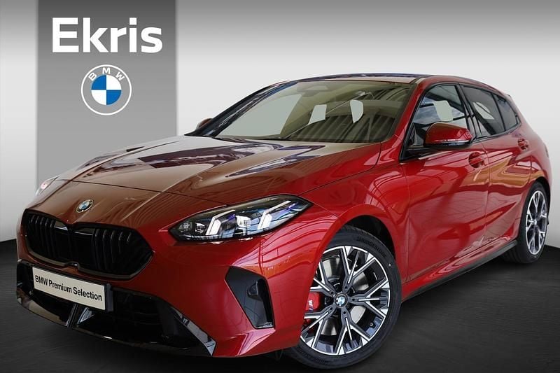 Rood (metallic) Gebruikt 2025 BMW 120 Comfort Edition Hatchback | € 52.330 - Afbeelding 1/4