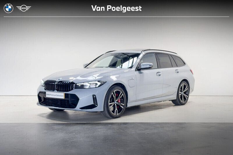 Grijs Gebruikt 2024 BMW 320e M Sport Stationwagen | € 44.895 (Eerlijke prijs) - Afbeelding 1/4