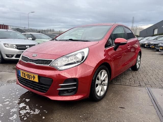 Rood (metallic) Occasion 2016 Kia Rio Hatchback | € 5.750 (Eerlijke prijs) - Afbeelding 1/4