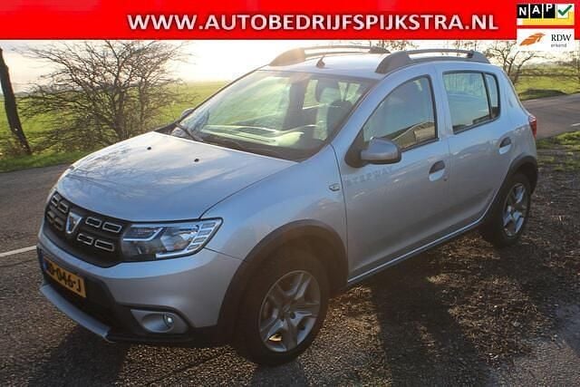 Grijs (metallic) Gebruikt 2017 Dacia Sandero Lauréate Hatchback | € 8.950 (Goede deal) - Afbeelding 1/4