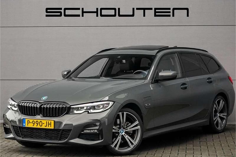 Grijs (metallic) Occasion 2022 BMW 320e M Sport Stationwagen | € 28.900 (Eerlijke prijs) - Afbeelding 1/3