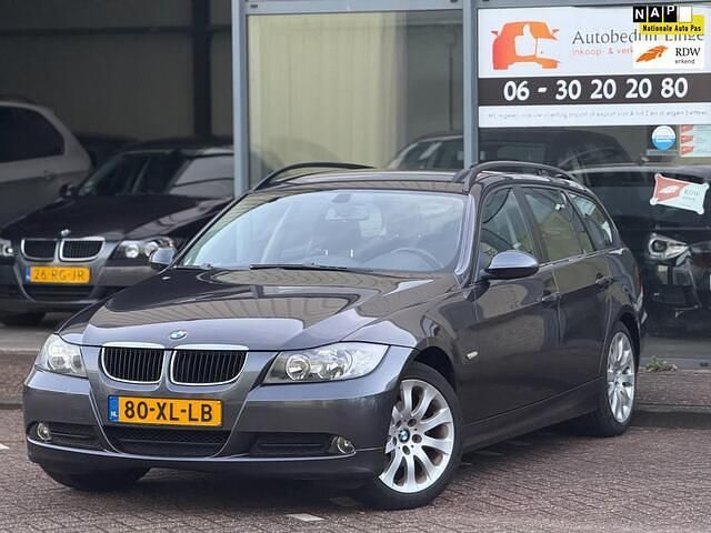 Grijs Gebruikt 2007 BMW 318 Stationwagen | € 6.445 (Iets duurder) - Afbeelding 1/4