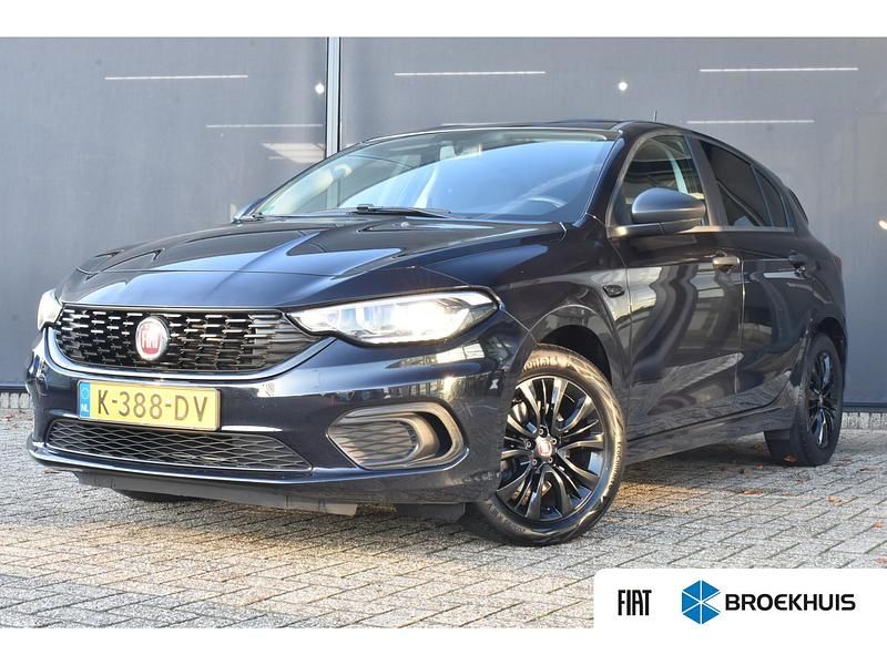 Zwart Gebruikt 2020 Fiat Tipo Street Hatchback | € 11.895 (Eerlijke prijs) - Afbeelding 1/4