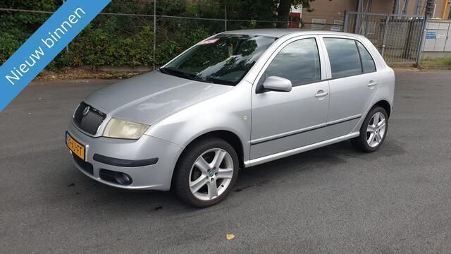 Grijs, metallic lak Gebruikt 2007 Skoda Fabia Hatchback | € 1.999 (Eerlijke prijs) - Afbeelding 1/4