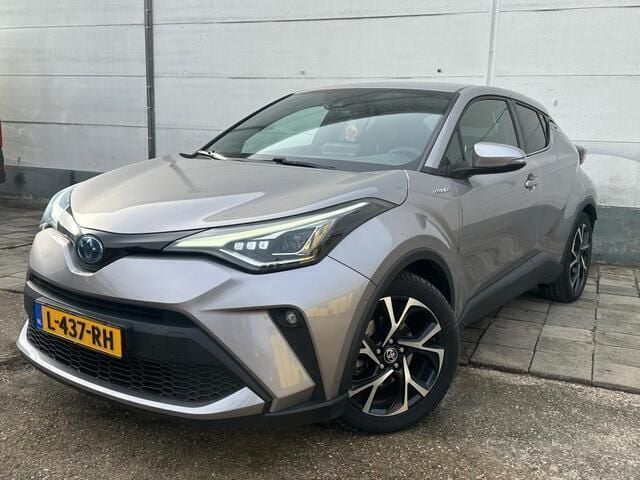 Grijs Gebruikt 2021 Toyota C-HR Style SUV | € 23.499 (Eerlijke prijs) - Afbeelding 1/4