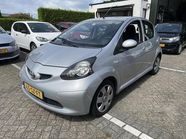 Occasion Toyota Aygo 68 PK (50 kW) 2006 Grijs (metallic) Hatchback