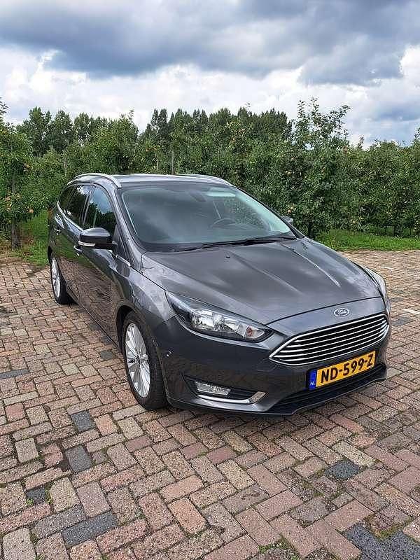 Grijs Gebruikt 2017 Ford Focus Titanium Stationwagen | € 7.450 (Eerlijke prijs) - Afbeelding 1/4