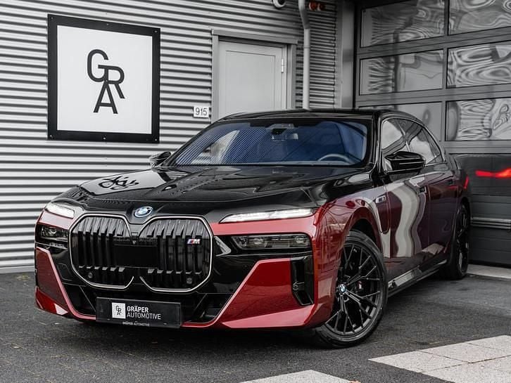 Rood (metallic) Gebruikt 2024 BMW M760e Performance Sedan | € 144.450 (Duur) - Afbeelding 1/4