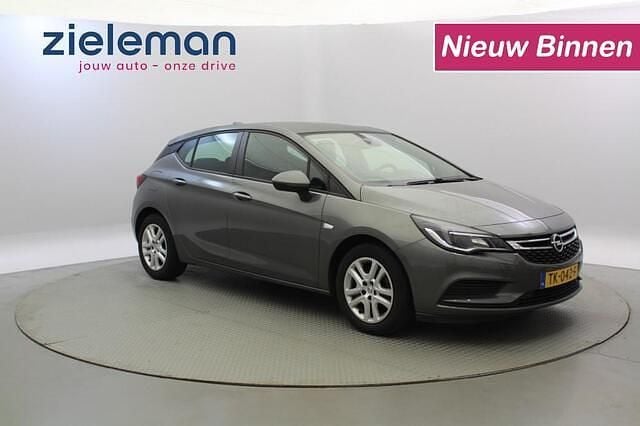 Grijs Gebruikt 2018 Opel Astra Edition Hatchback | € 8.845 (Goede deal) - Afbeelding 1/4