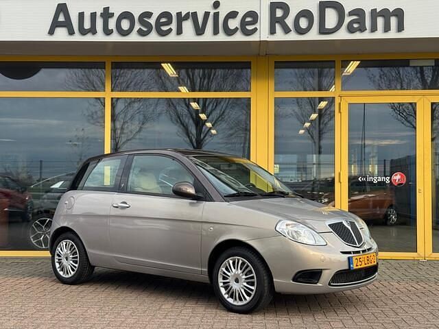 Grijs (metallic) Gebruikt 2010 Lancia Ypsilon Hatchback | € 5.950 - Afbeelding 1/4