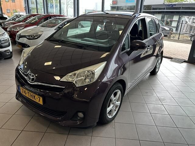 Paars Gebruikt 2012 Toyota Verso-S MPV | € 9.950 (Eerlijke prijs) - Afbeelding 1/3