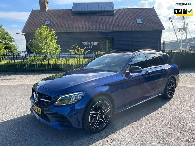 Blauw, metallic lak Gebruikt 2021 Mercedes C300e AMG Stationwagen | € 27.900 (Goede deal) - Afbeelding 1/4