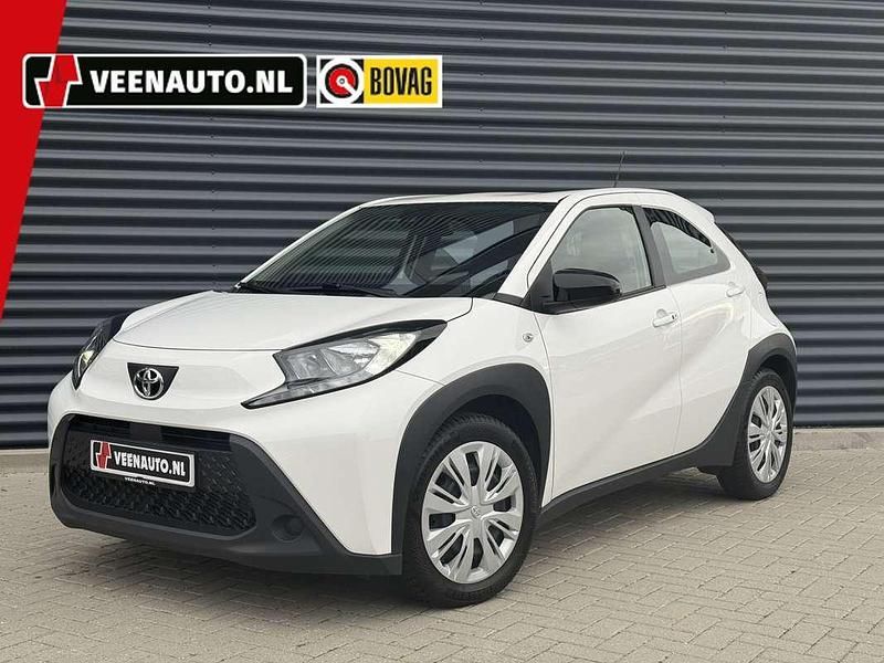 Wit Gebruikt 2022 Toyota Aygo X Play SUV | € 14.945 - Afbeelding 1/4