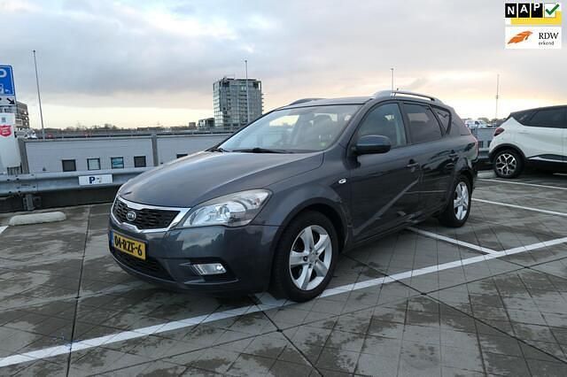 Grijs (metallic) Gebruikt 2011 Kia Ceed Hatchback | € 3.995 (Eerlijke prijs) - Afbeelding 1/4