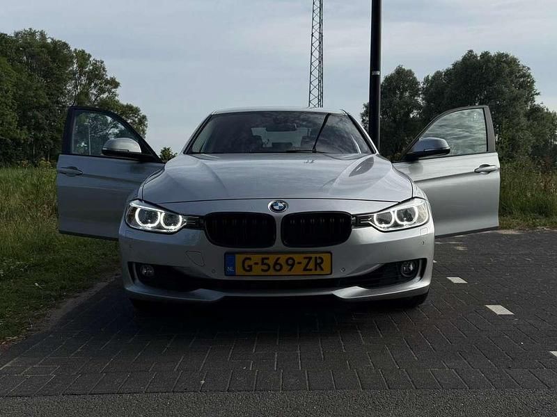 Grijs Gebruikt 2014 BMW 320 Sedan | € 14.000 (Eerlijke prijs) - Afbeelding 1/4