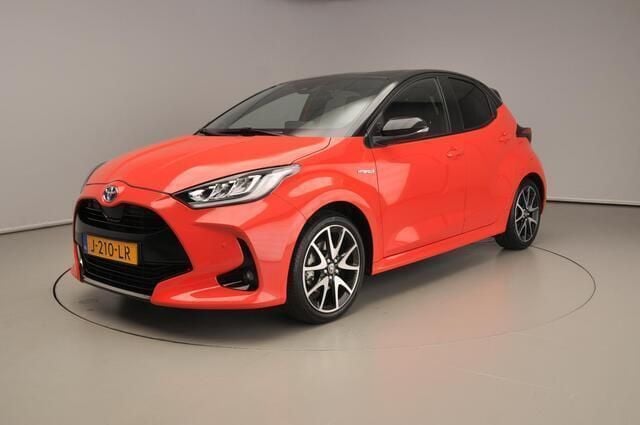 Rood Gebruikt 2021 Toyota Yaris Edition Hatchback | € 20.900 (Eerlijke prijs) - Afbeelding 1/4